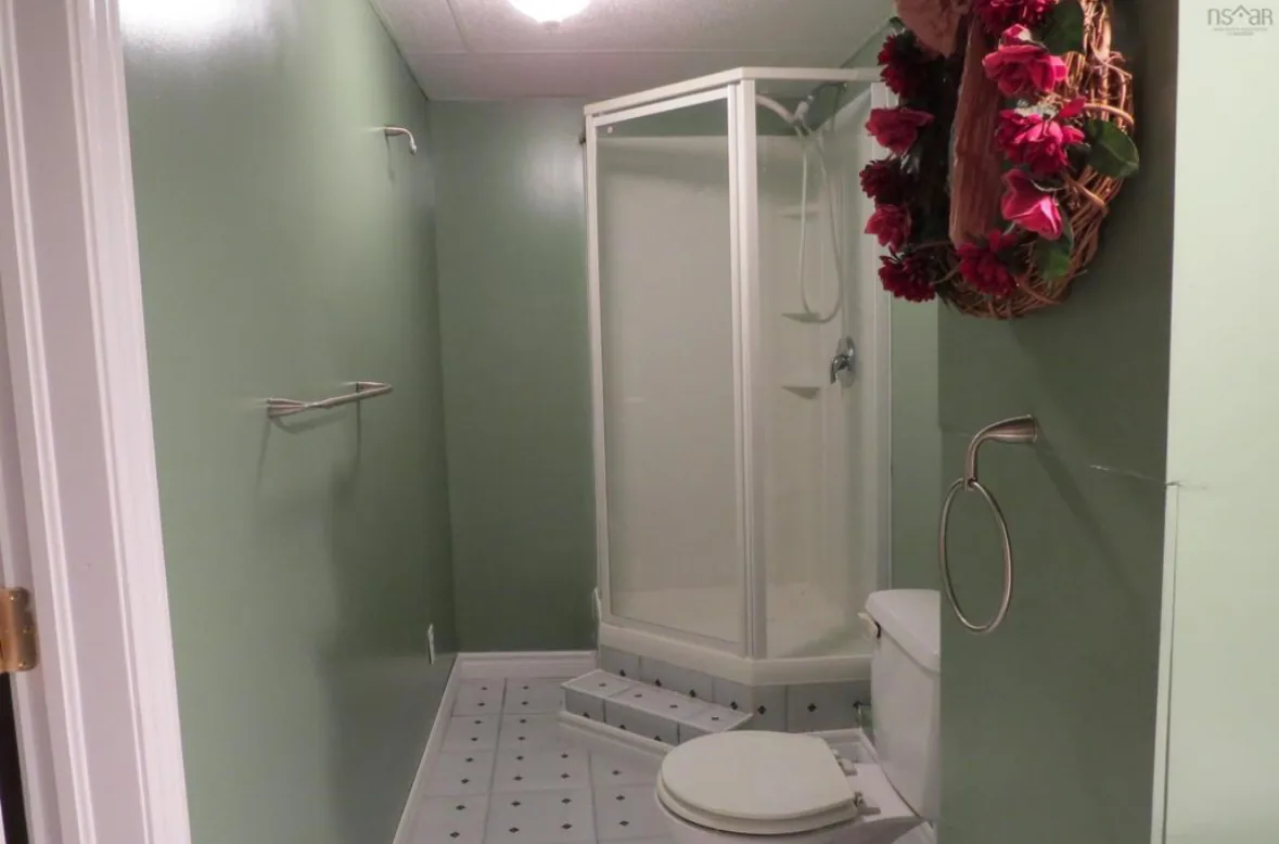Gail Avenue — Base Ensuite, before the renovation by MAD Design Interiors